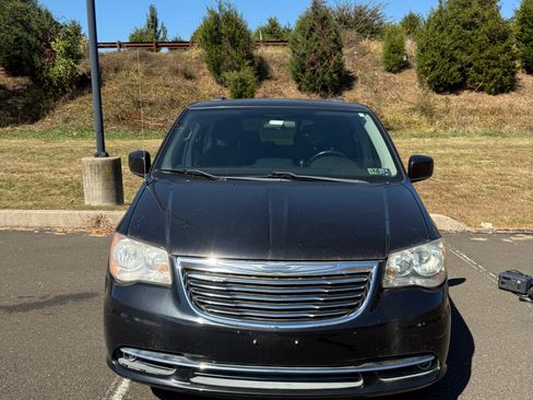 Used 2011 Chrysler Town & Country Touring image 2