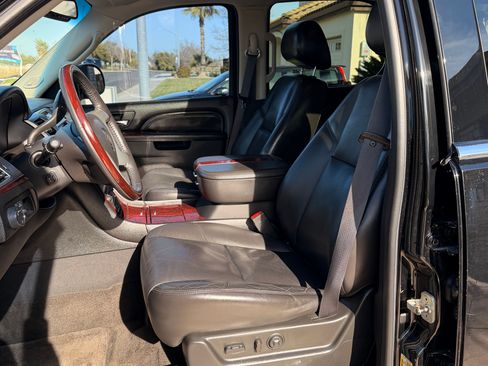 Used 2011 Cadillac Escalade Premium image 8
