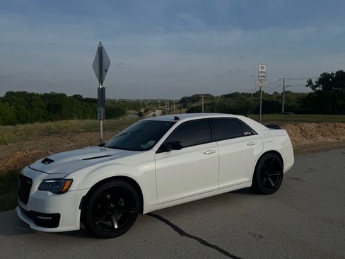 Used 2014 Chrysler 300 RWD image 4