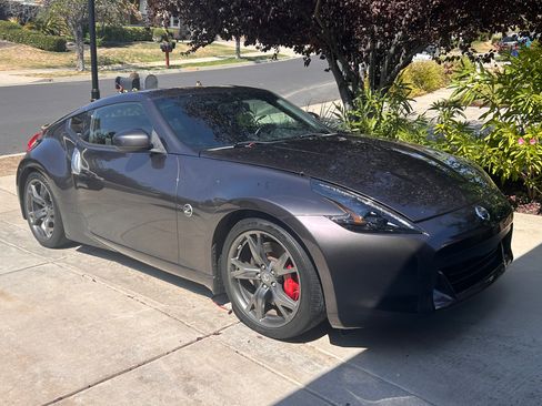 Used 2010 Nissan 370Z Touring w/ Sport Pkg RWD image 2