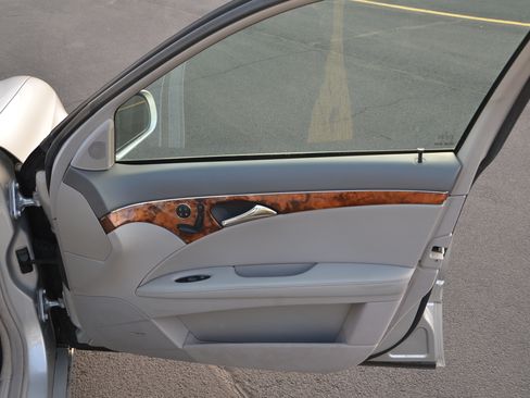 Used 2005 Mercedes-Benz E 320 CDI Sedan image 19