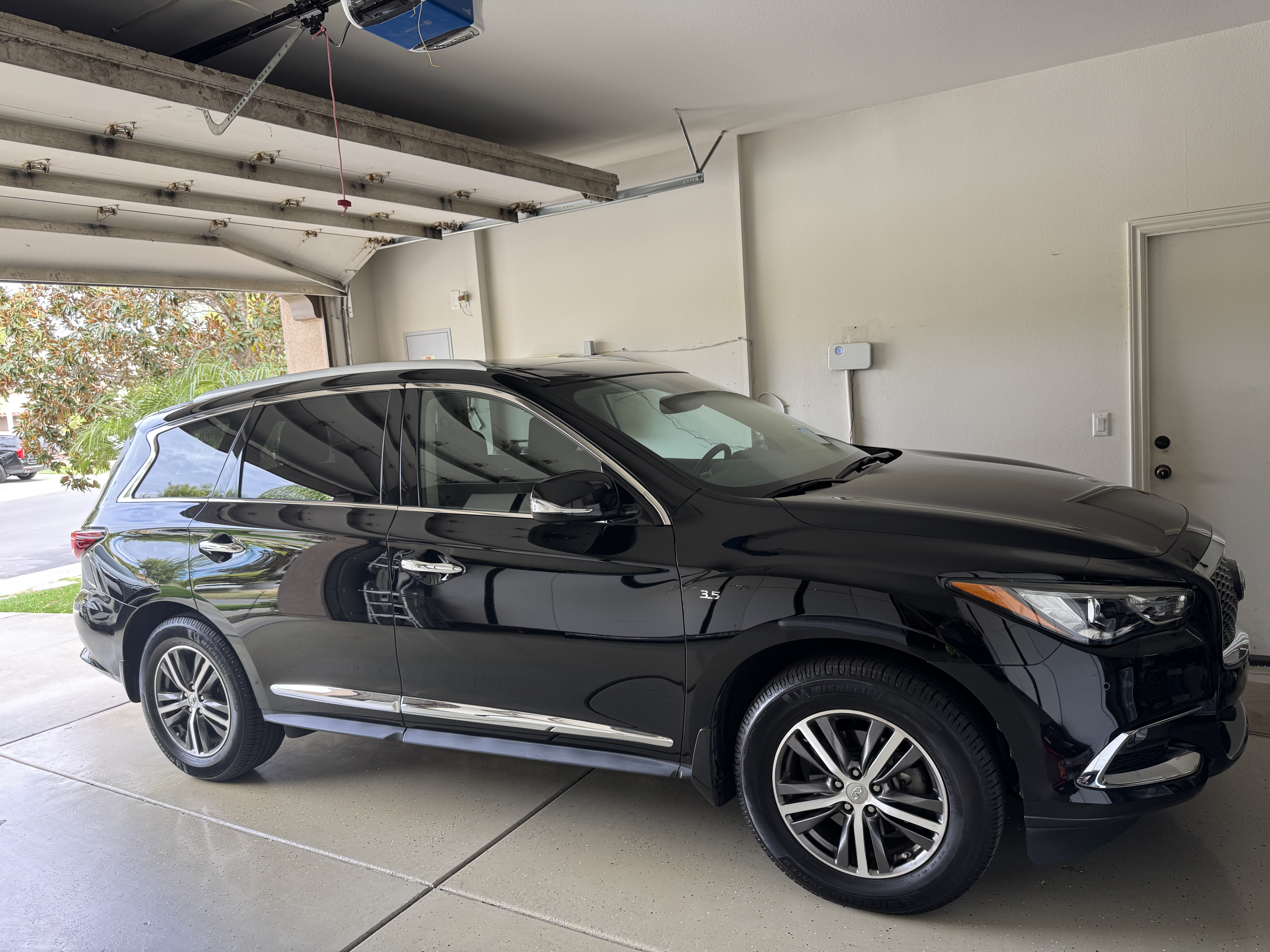 Used 2017 INFINITI QX60 Luxe w/ Premium Plus Package AWD/4WD image 1