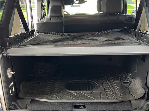 Used 2015 Jeep Wrangler Unlimited Rubicon image 27