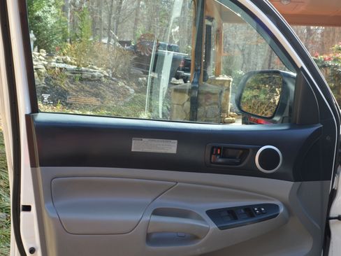 Used 2012 Toyota Tacoma 4x4 Double Cab image 22