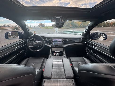 Used 2023 Jeep Wagoneer Series II w/ Premium Group I image 4