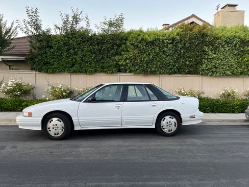 Used 1997 Oldsmobile Cutlass Supreme SL image 2