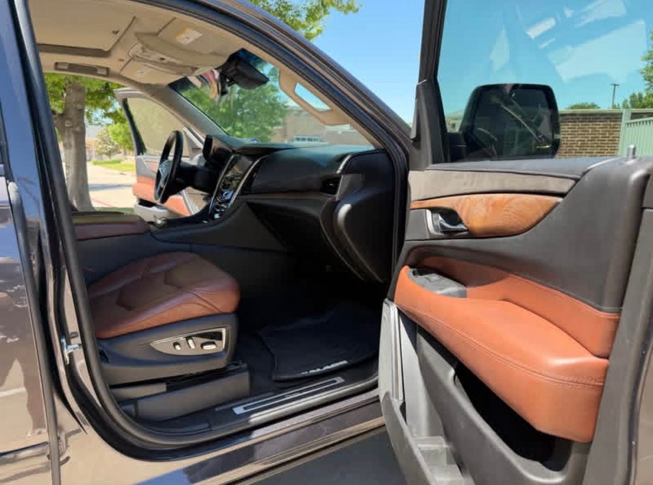 Used 2016 Cadillac Escalade Luxury RWD image 16