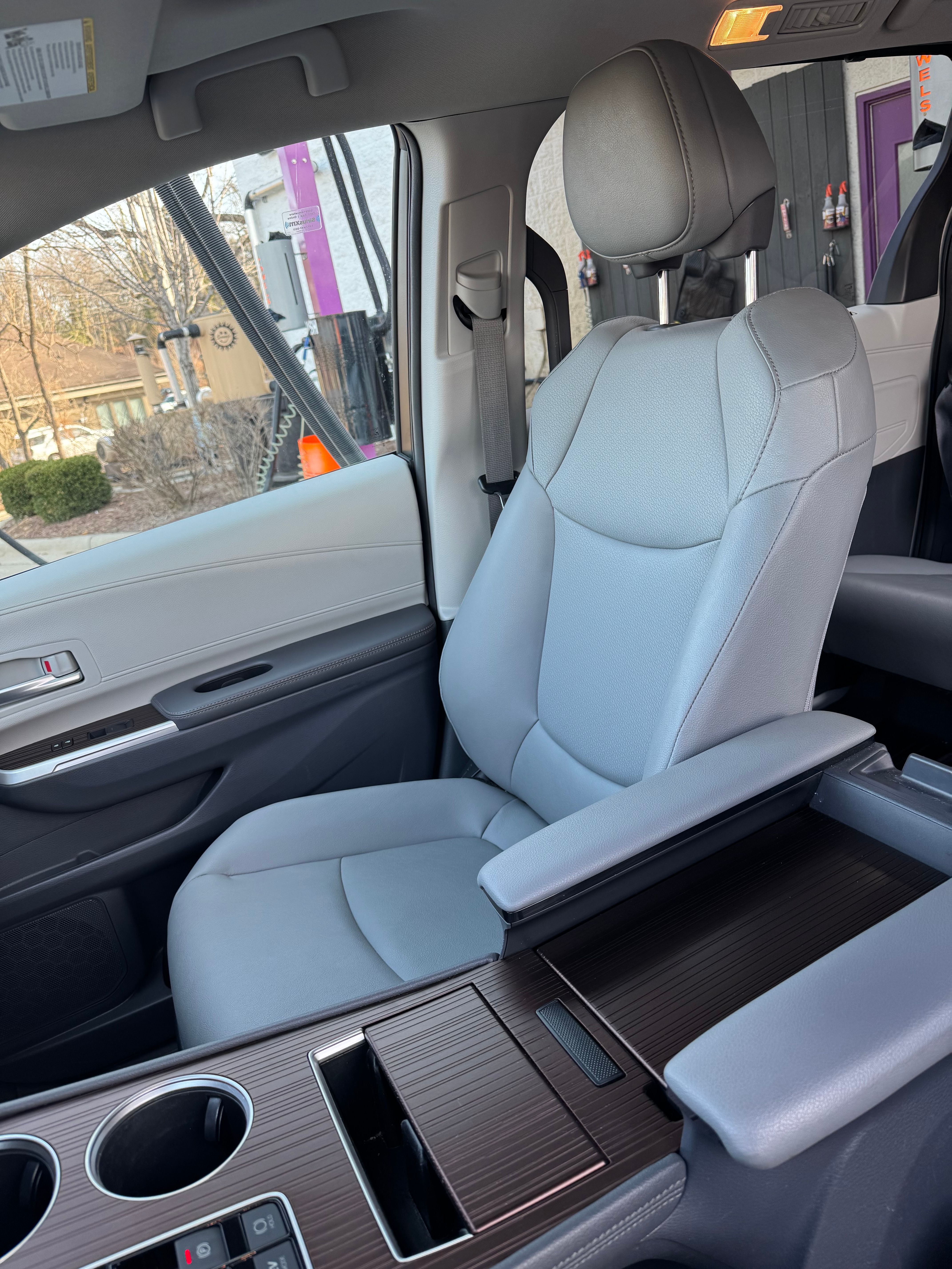 Used 2023 Toyota Sienna XLE FWD image 22