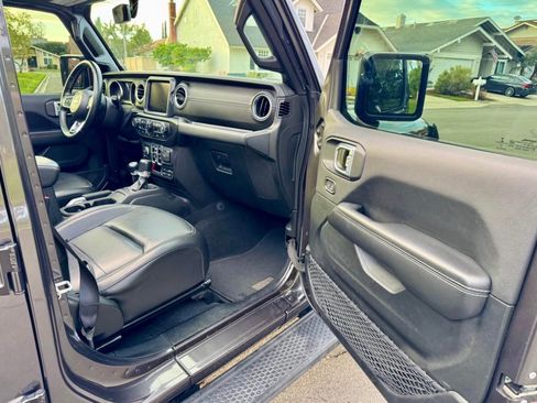 Used 2018 Jeep Wrangler Unlimited Sahara AWD/4WD image 10