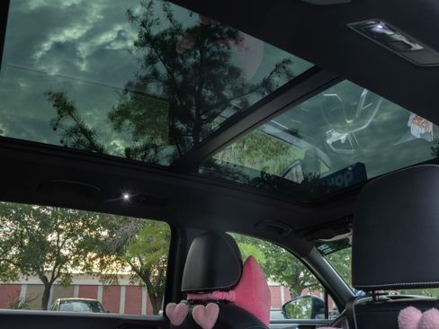 Used 2022 Volkswagen Tiguan SE R-Line image 11