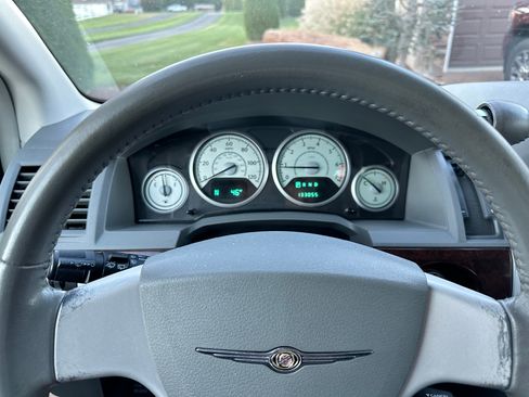 Used 2010 Chrysler Town & Country Touring image 6