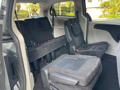 Used 2016 Dodge Grand Caravan SXT w/ UConnect Hands-Free Group image 23