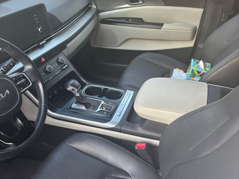 Used 2023 Kia Carnival LX image 9