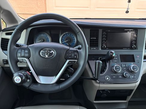 Used 2018 Toyota Sienna XLE w/ XLE Navigation Package image 10