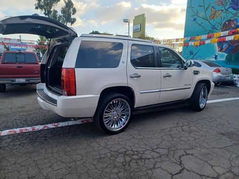 Used 2013 Cadillac Escalade Hybrid Sport Utility 4D image 4