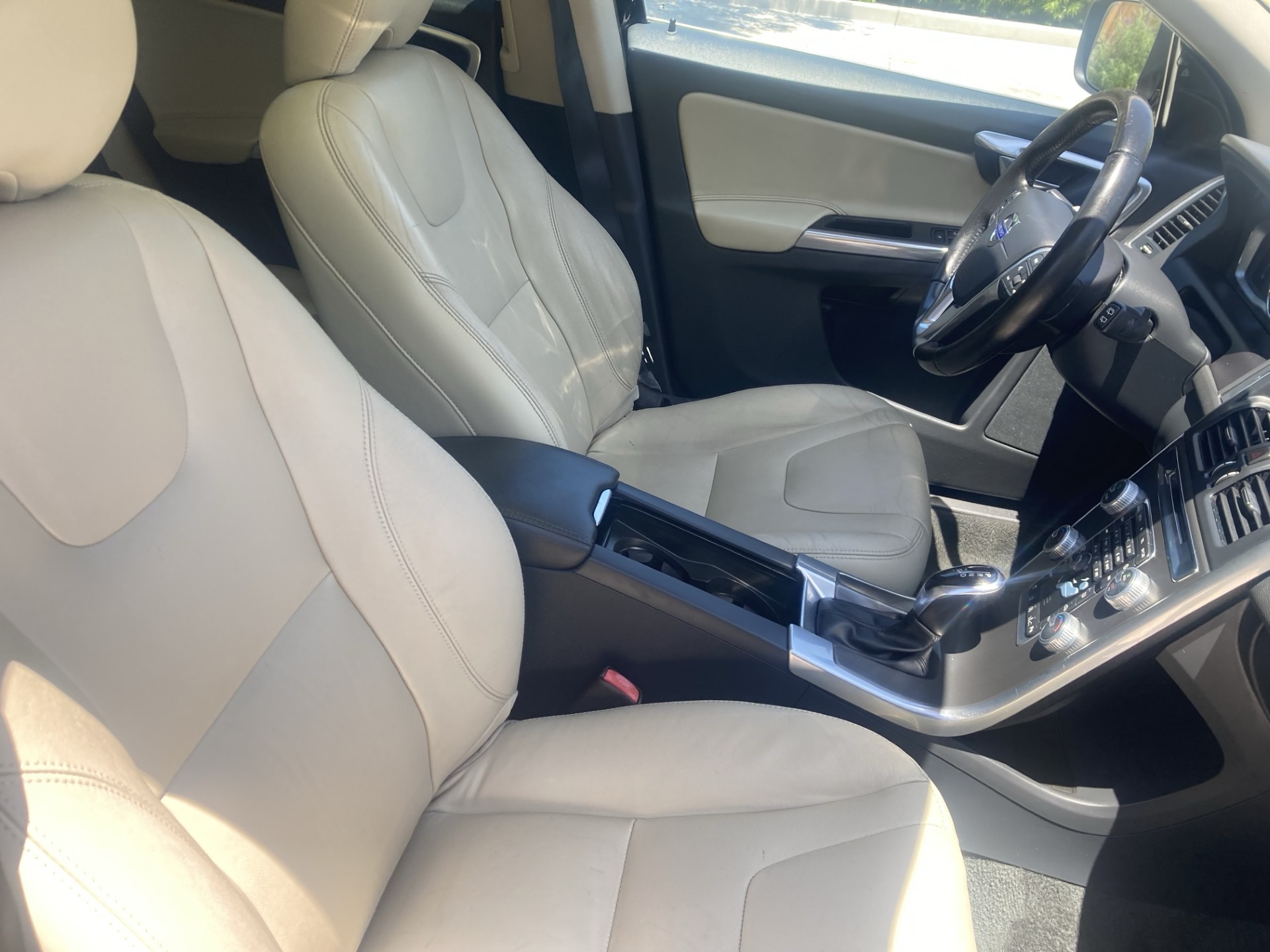 Used 2016 Volvo XC60 T6 Platinum FWD image 11