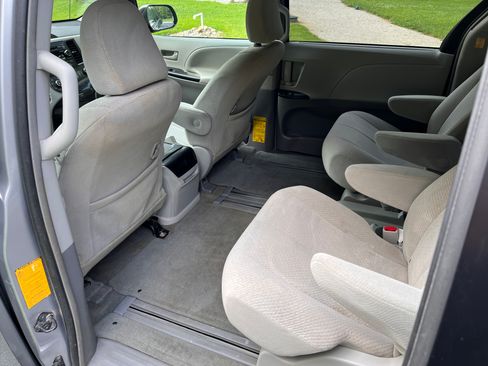 Used 2012 Toyota Sienna LE FWD image 10