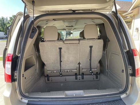 Used 2015 Chrysler Town & Country Touring w/ Driver Convenience Group FWD image 13