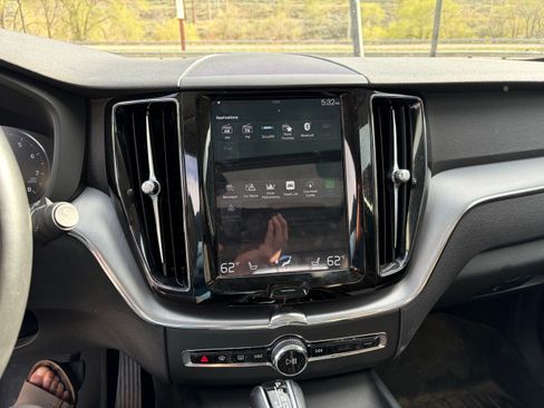 Used 2020 Volvo XC60 T5 Momentum image 9