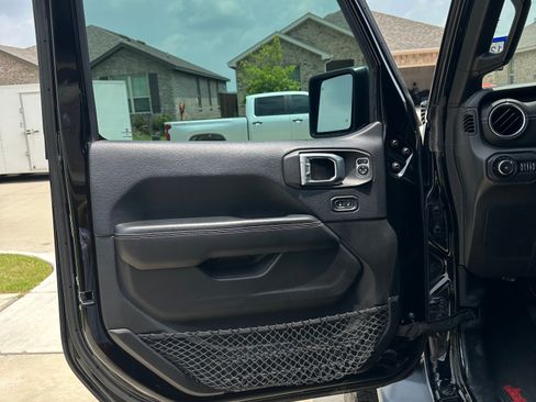 Used 2018 Jeep Wrangler Unlimited Sahara AWD/4WD image 24