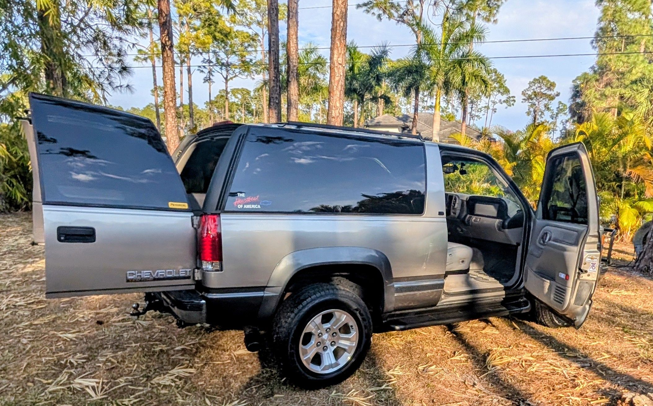 Used 1999 Chevrolet Tahoe 4WD 2-Door w/ Preferred Equipment Group image 2