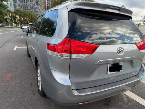 Used 2012 Toyota Sienna LE w/ Towing Pkg AWD/4WD image 2