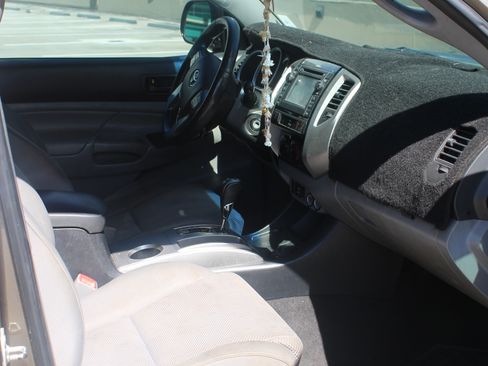 Used 2013 Toyota Tacoma PreRunner image 4