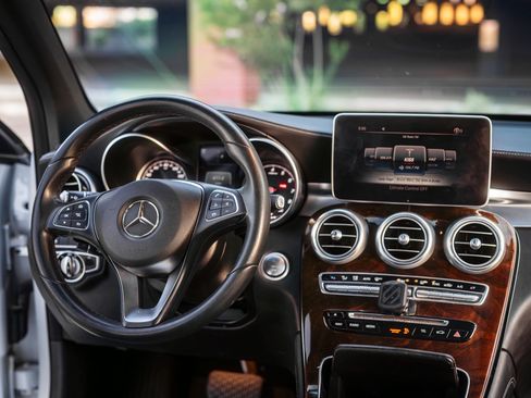 Used 2017 Mercedes-Benz GLC 300 4MATIC image 5