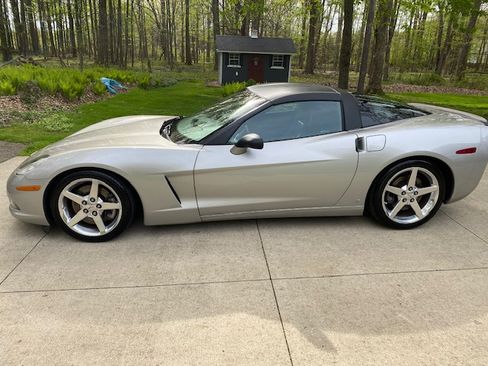 Used 2006 Chevrolet Corvette Coupe w/ Performance Package RWD image 16