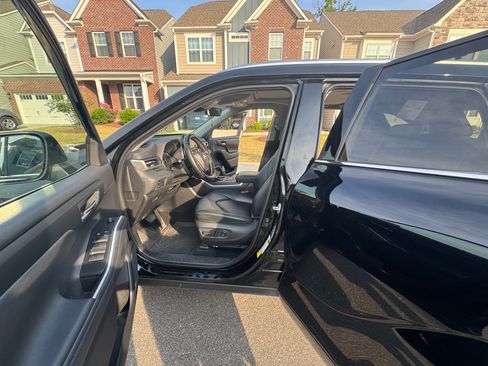 Used 2021 Toyota Highlander XLE AWD/4WD image 13