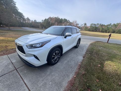 Used 2020 Toyota Highlander XLE image 10