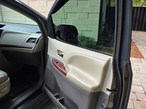 Used 2014 Toyota Sienna Limited image 6