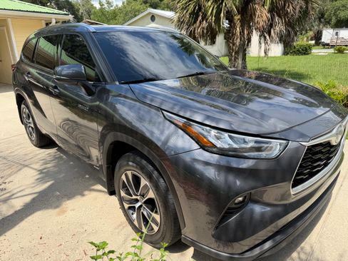 Used 2020 Toyota Highlander XLE AWD/4WD image 1