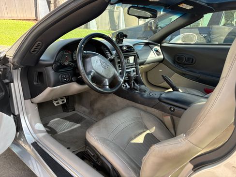 Used 2004 Chevrolet Corvette Coupe w/ Roof Package image 9