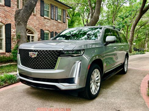 Used 2023 Cadillac Escalade ESV Luxury RWD image 1
