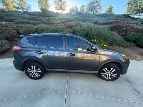 Used 2018 Toyota RAV4 LE w/ Carpet Mat Package image 8