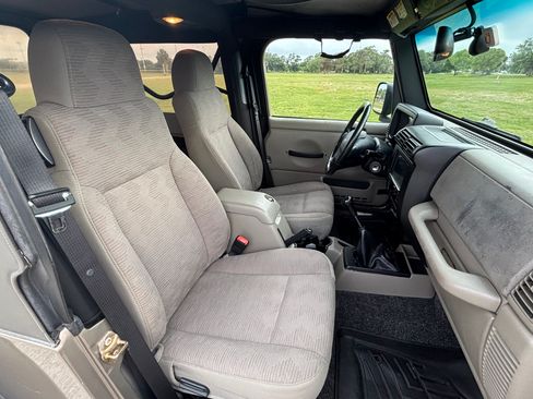 Used 2005 Jeep Wrangler Unlimited Rubicon w/ Security Group AWD/4WD image 18