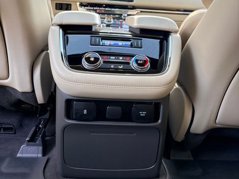 Used 2019 Lincoln Navigator Select w/ Technology Package image 4