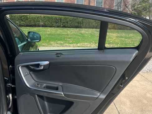 Used 2017 Volvo S60 T5 Inscription image 17