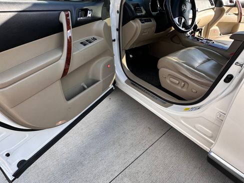 Used 2012 Toyota Highlander Limited image 25