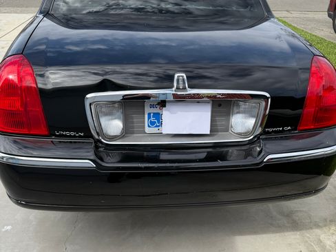 Used 2011 Lincoln Town Car Signature Limited image 2