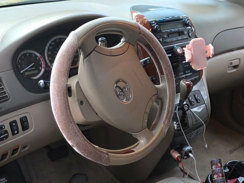 Used 2004 Toyota Sienna XLE Limited image 9