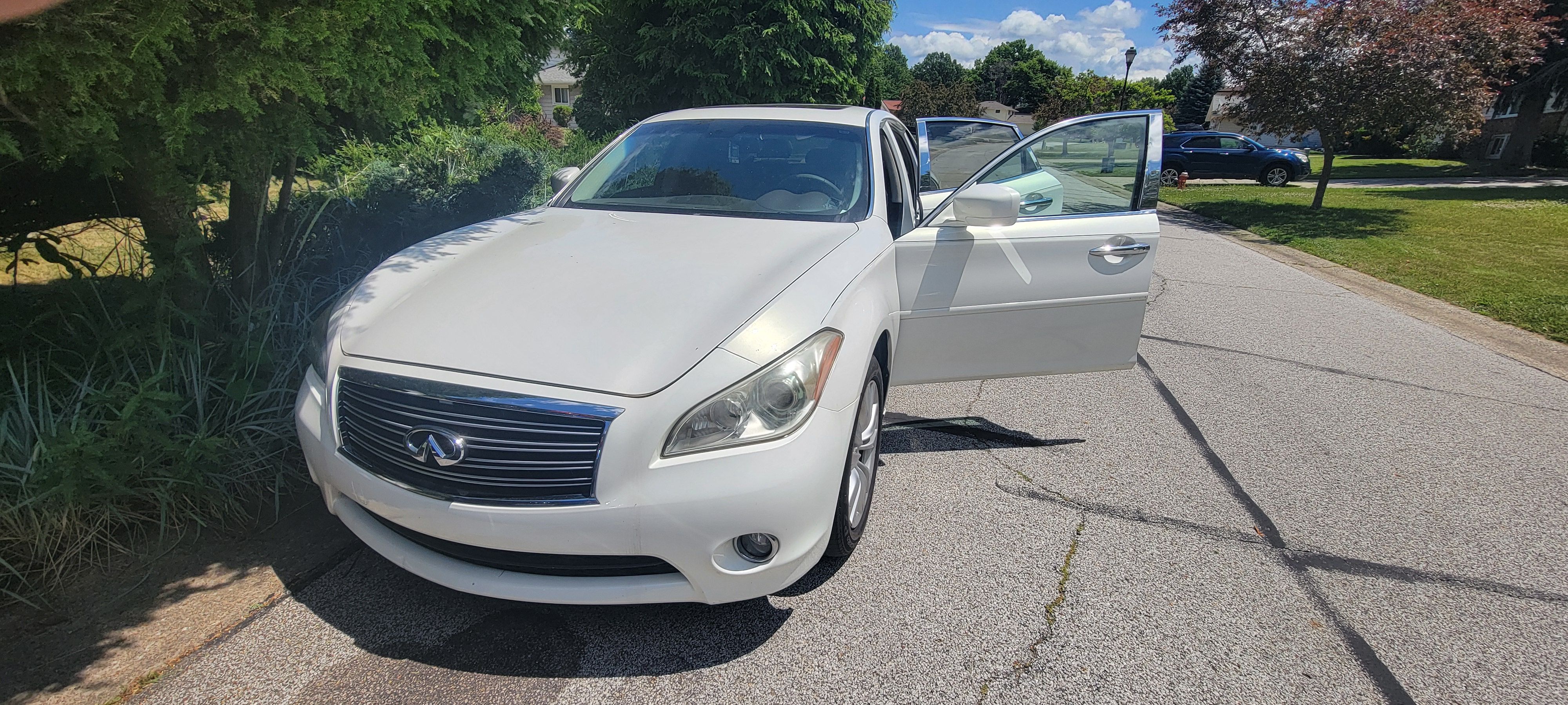 Used 2011 INFINITI M37 x w/ Deluxe Touring Pkg AWD/4WD image 14