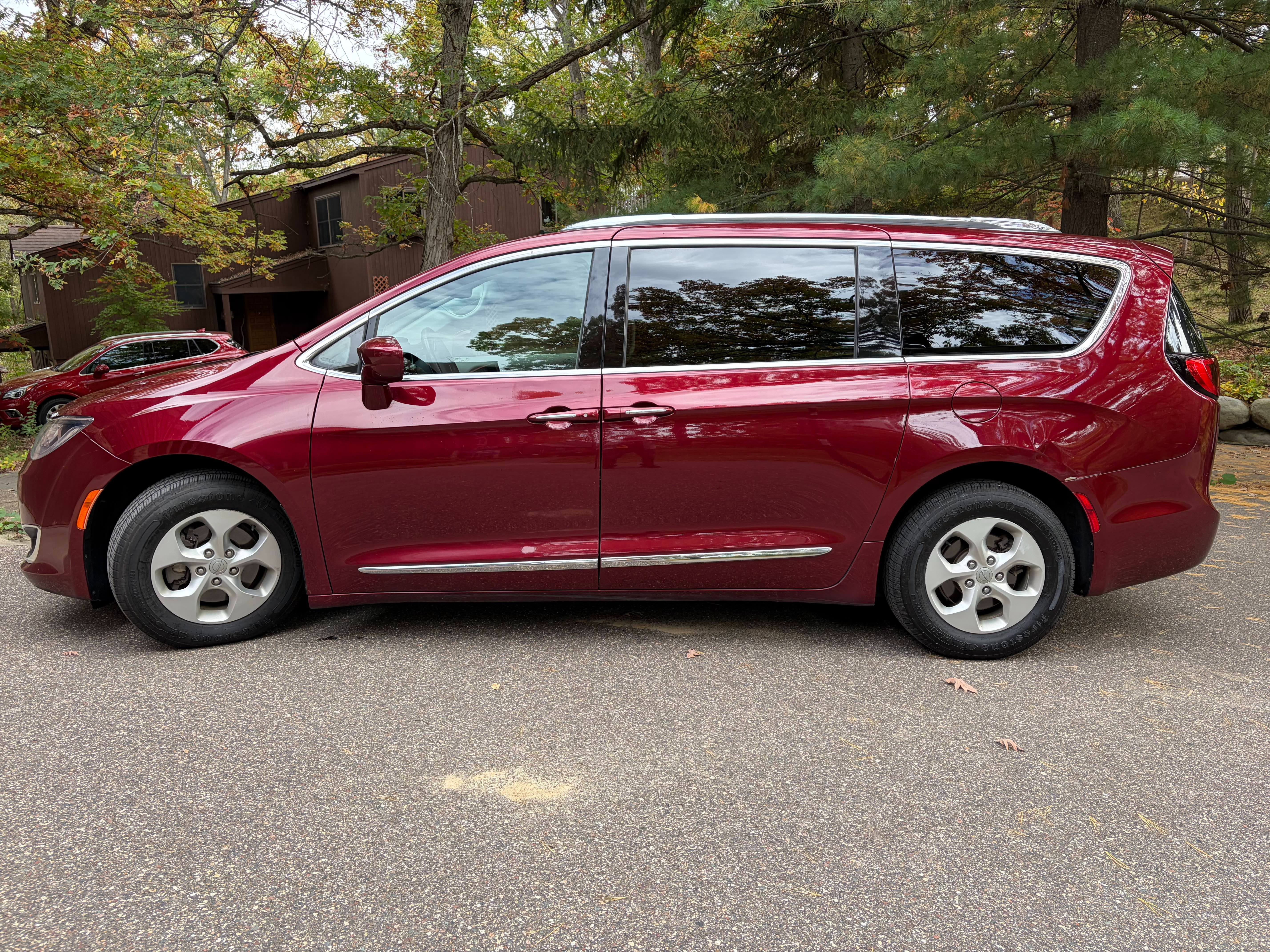 Used 2017 Chrysler Pacifica Touring-L Plus FWD image 1