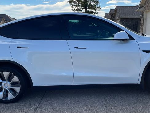 Used 2022 Tesla Model Y Long Range image 2