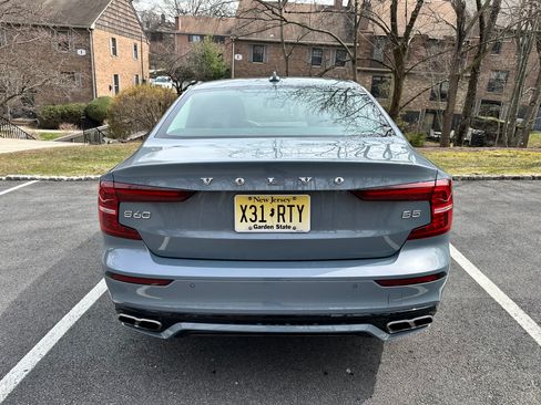 Used 2022 Volvo S60 B5 Momentum w/ Climate Package image 2