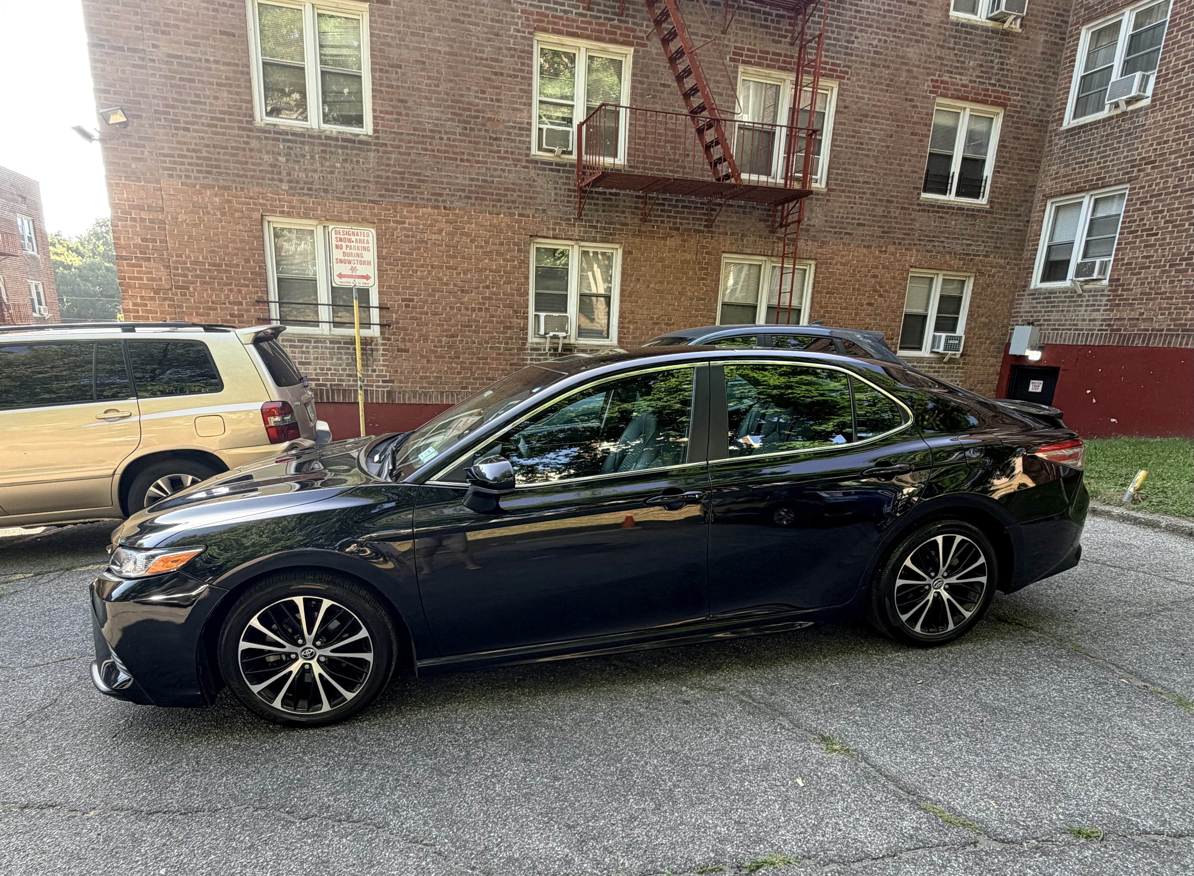 Used 2018 Toyota Camry SE FWD image 1