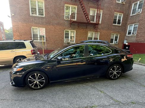Used 2018 Toyota Camry SE FWD image 1