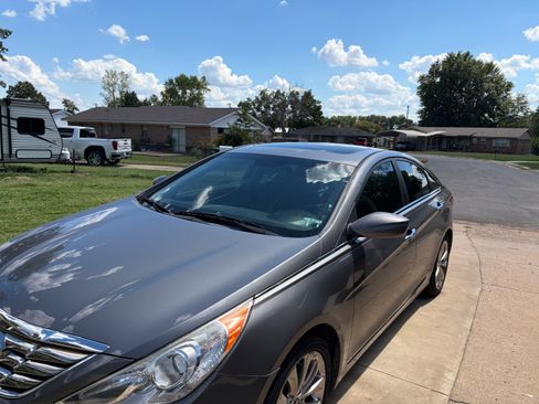 Used 2012 Hyundai Sonata SE w/ Navigation & Sunroof Pkg FWD image 2