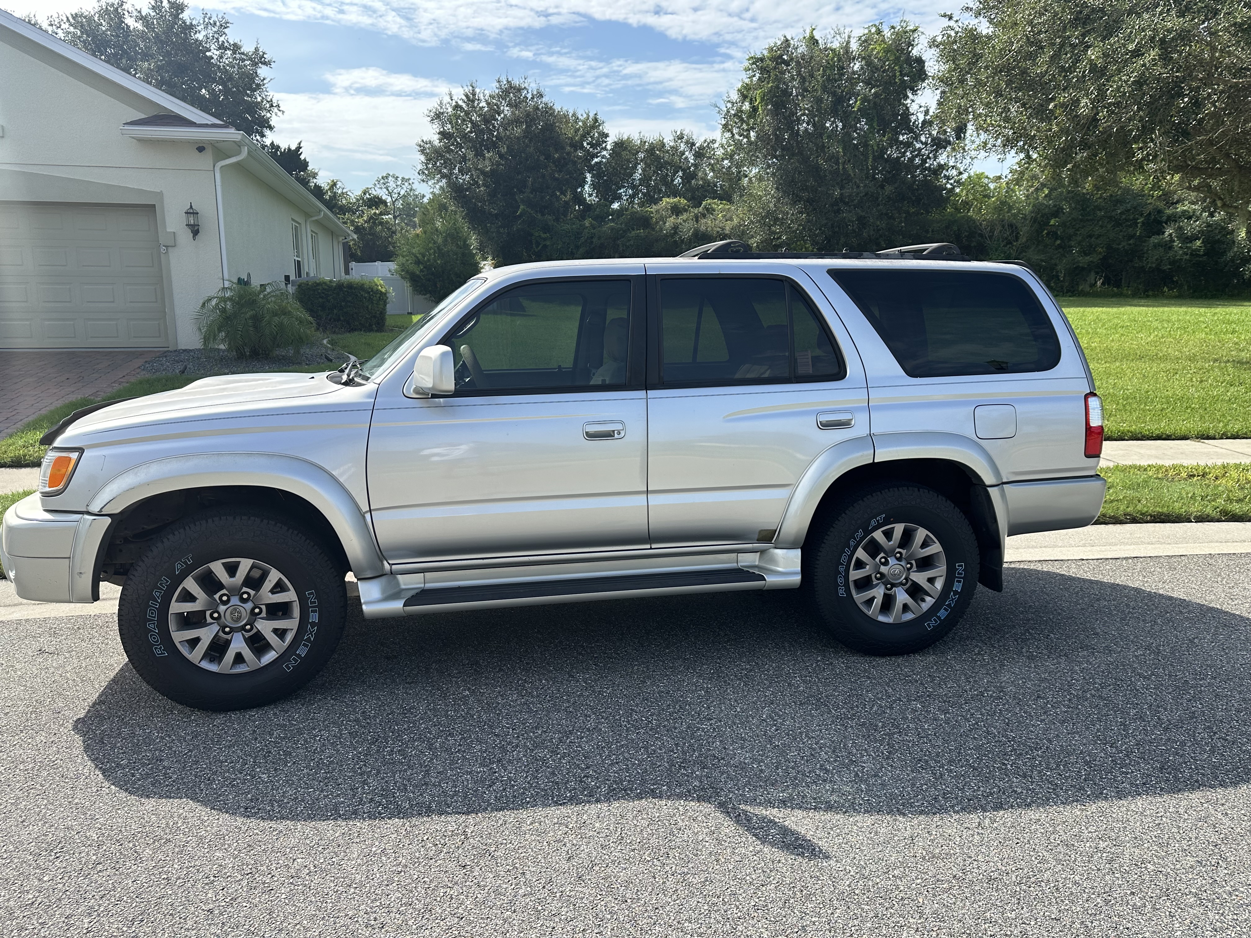 Used 2001 Toyota 4Runner SR5 RWD image 2